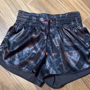 Athleta Tenacity short shiny black